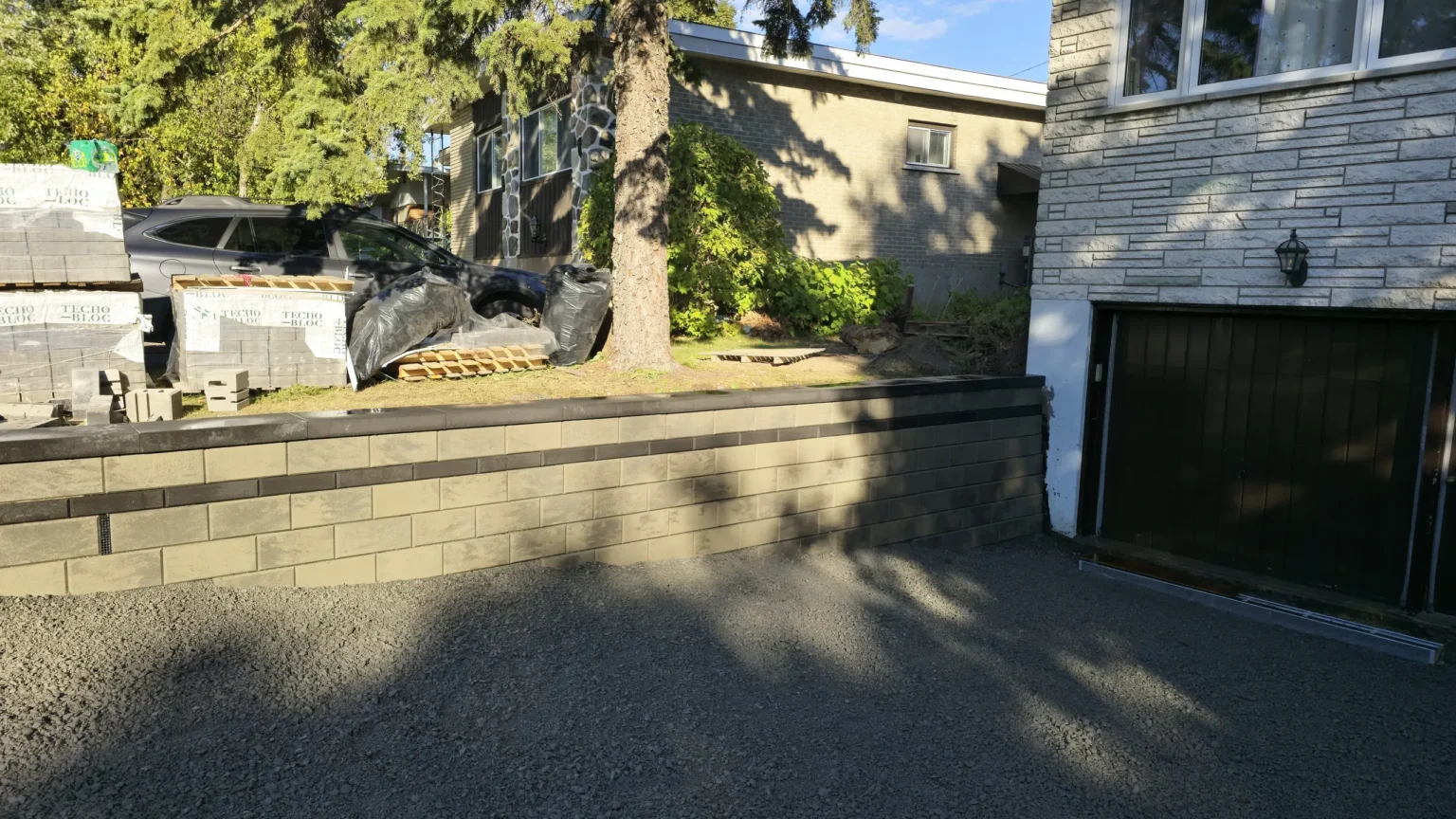 Fondation en pierre compactée et muret en cours de réalisation sur un chantier